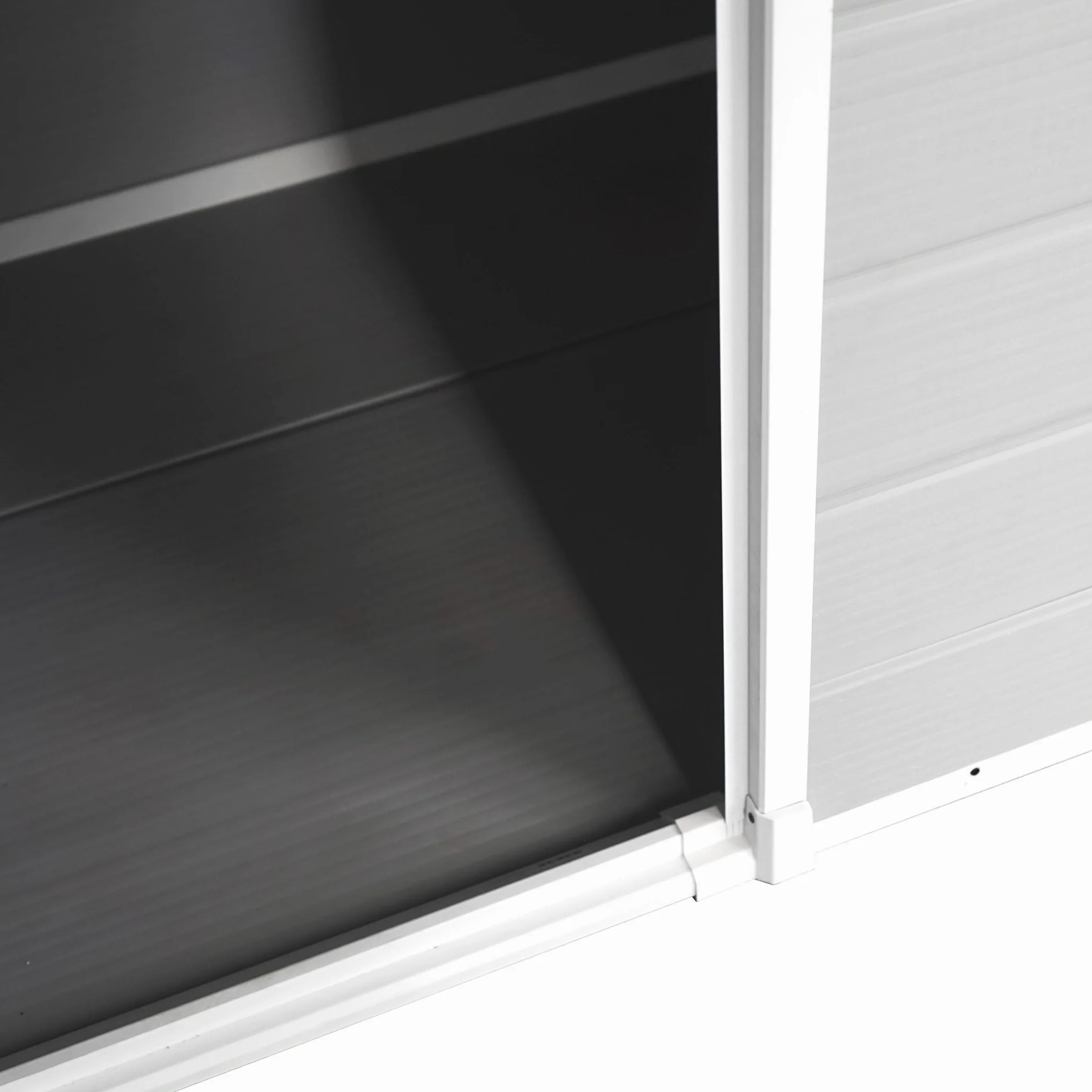 Caseta Jardín Resina Aqua 2.6 Ventana Luz Natural Suelo Incluido Paneles 12mm Gris Blanco Armario PVC Exterior 2,39m2 Techo Dos Aguas