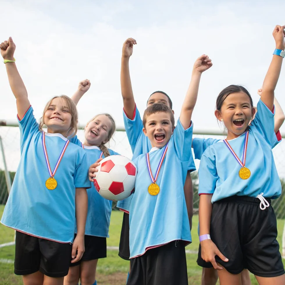 flintronic Medallas de Ganador de Oro 28PCS Plástico Dorado para Niños con Cintas