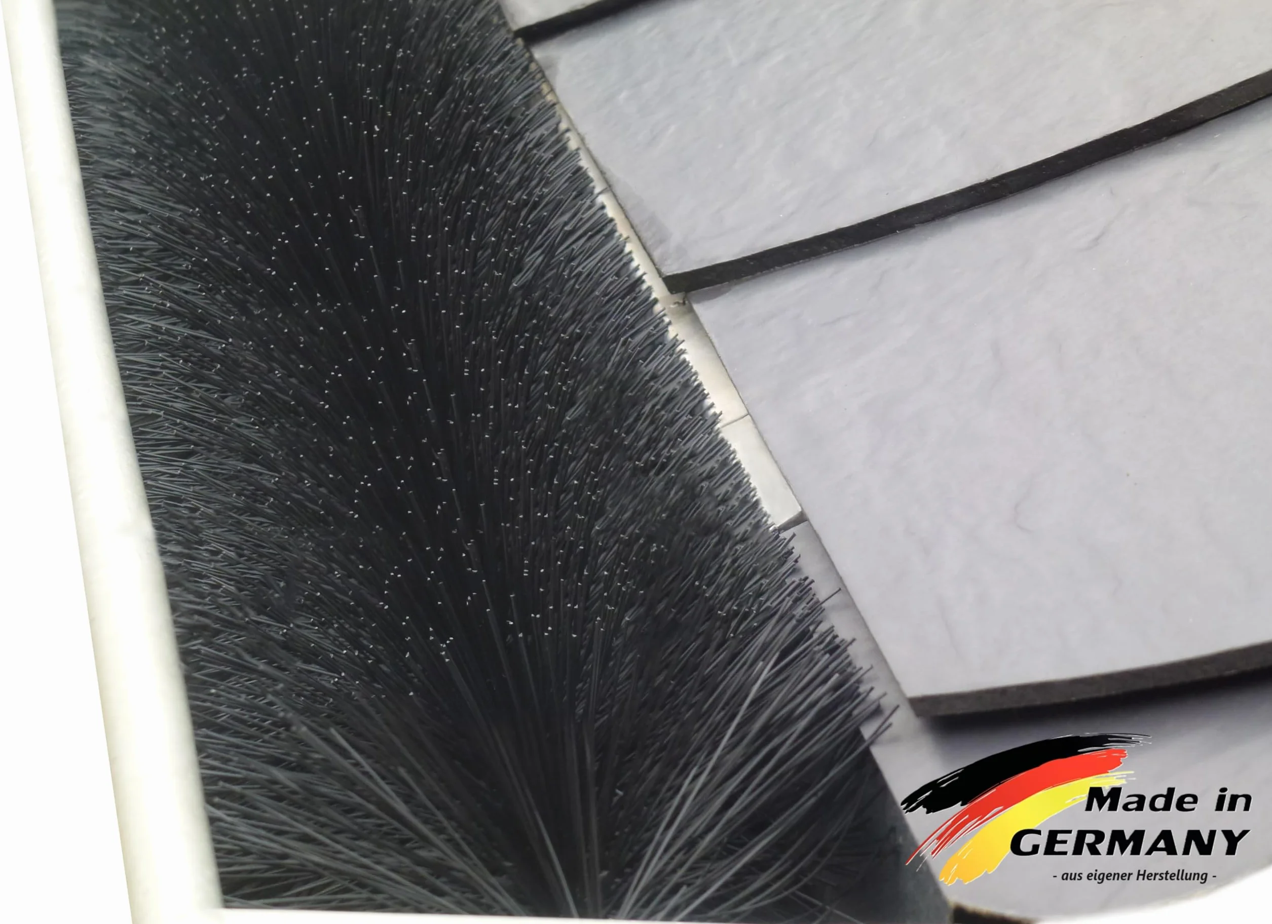 Cepillo para canalones de 20 metros; 10 cm de diámetro – de producción alemana (propia) con ribete especialmente denso, protección contra las hojas, protección contra martas