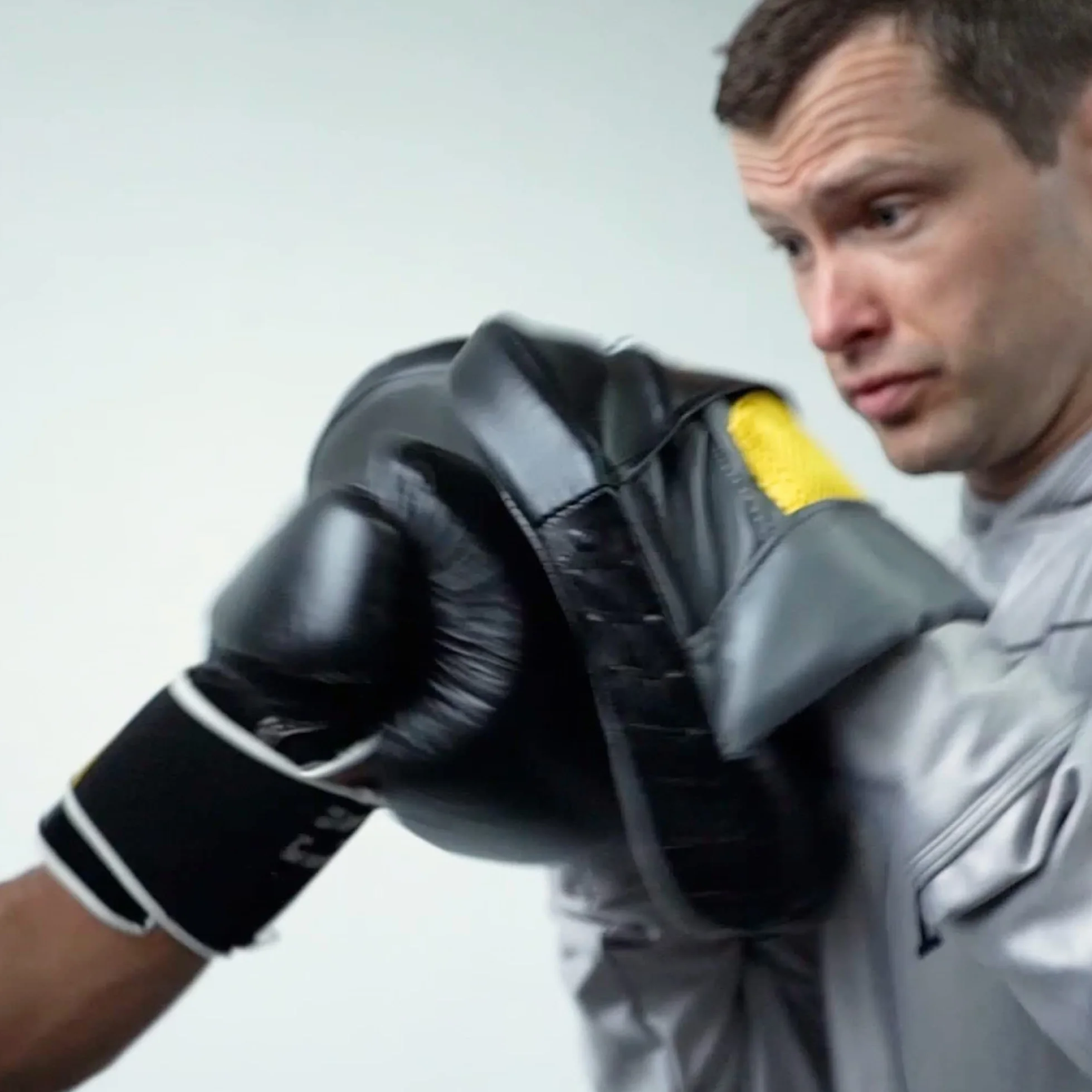 Everlast Manoplas de Boxeo, Guantes de MMA y Kick Boxing con Nudillos Ventilados y Acolchado de Espuma