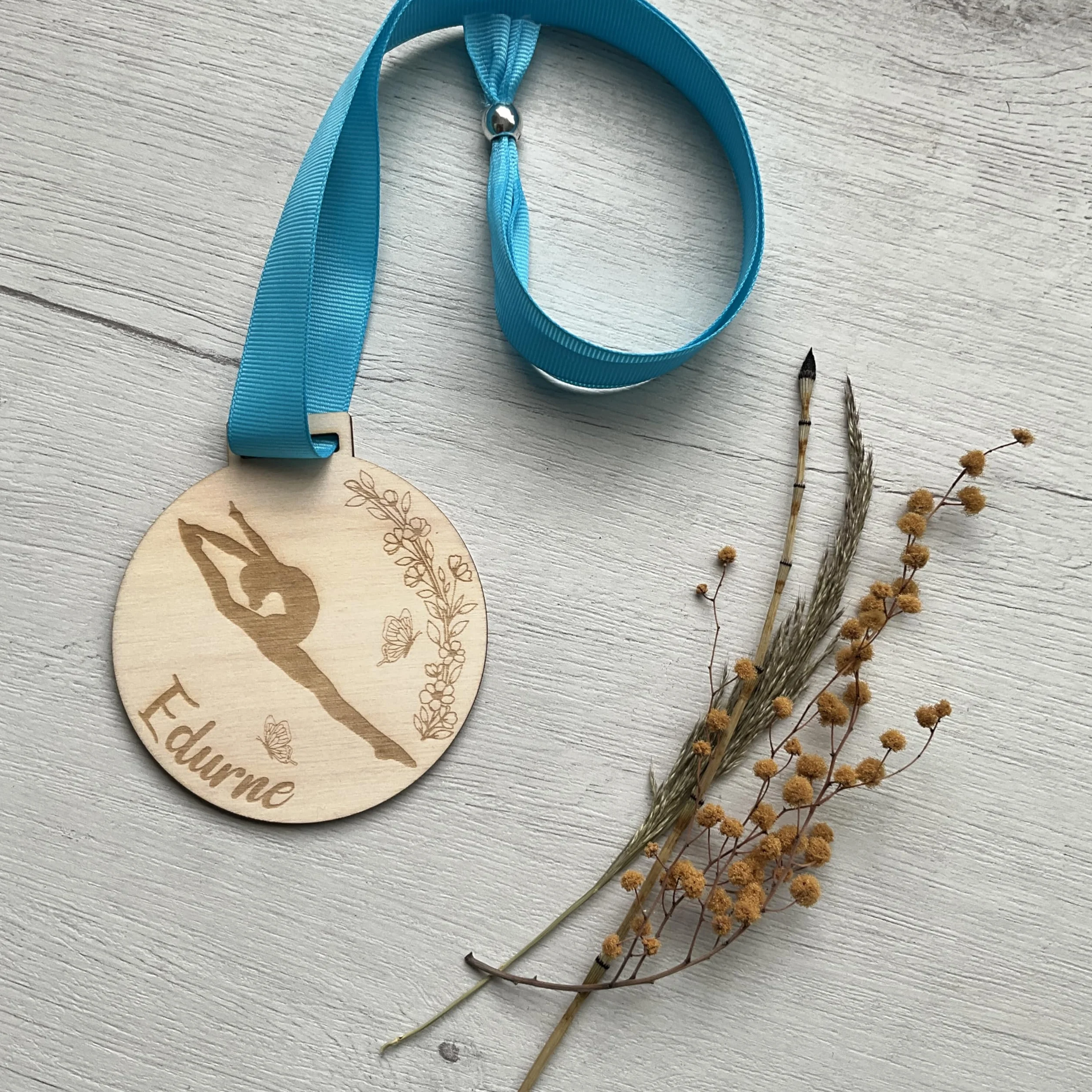 Medalla de Gimnasia rítmica de Madera Personalizada con Nombre y Fecha Grabada
