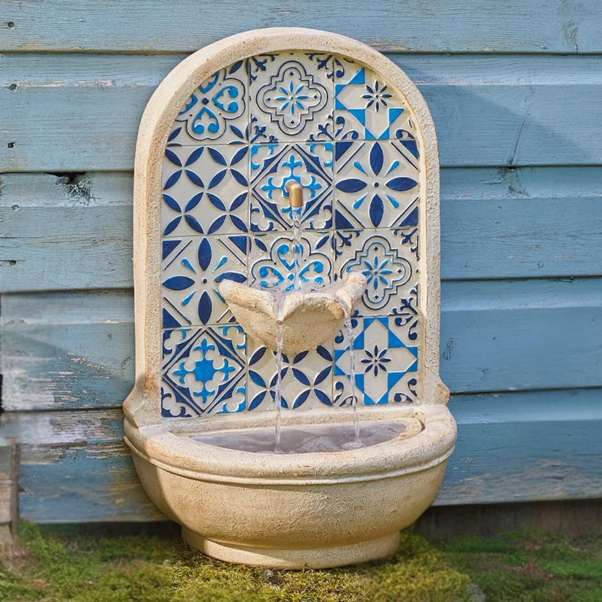 Festive Lights - Fuente de agua solar Aragon de 50 cm con diseño de mosaico, polirresina multicolor, clasificación IP44, función de jardín al aire libre, batería recargable, bomba de recirculación y