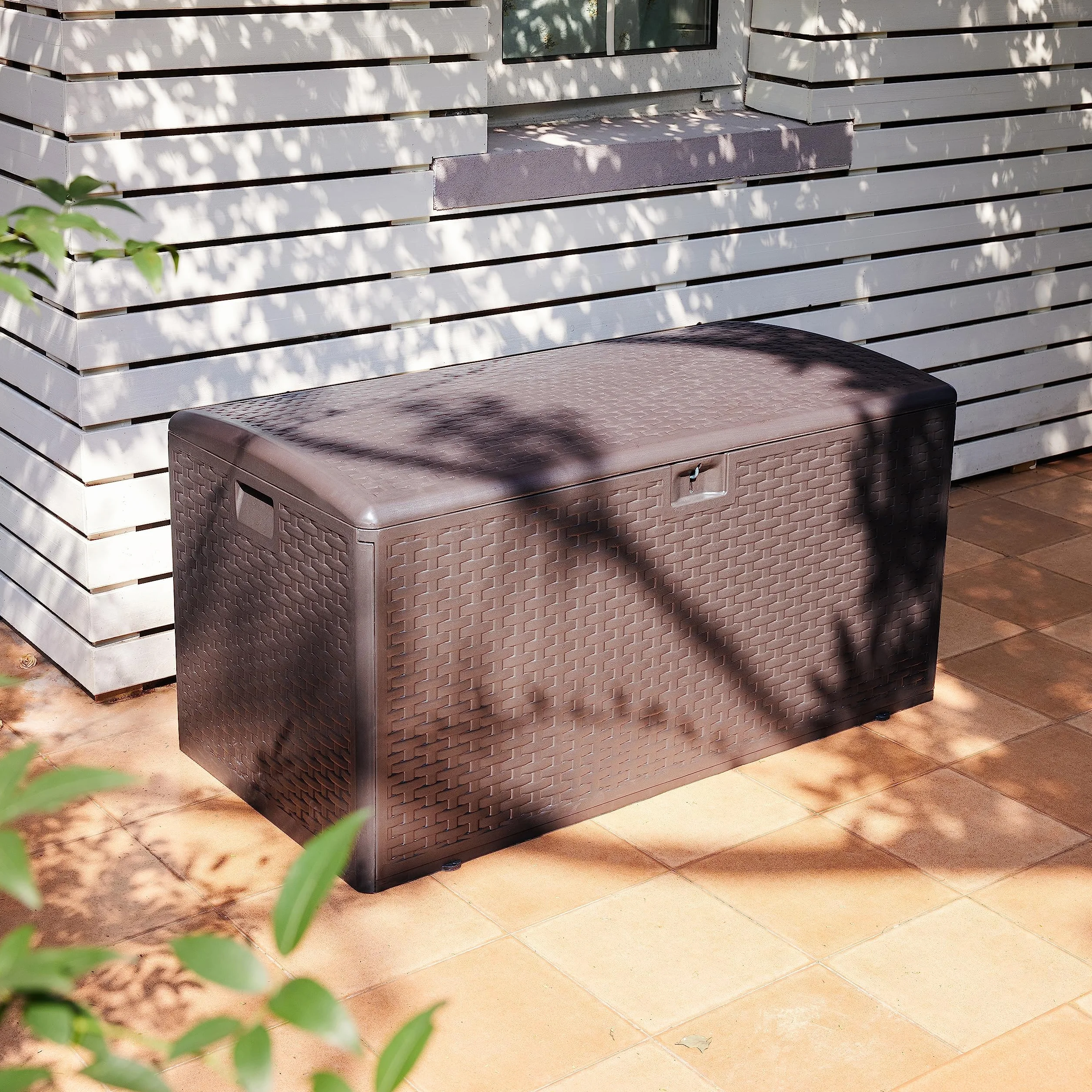 Amazon Basics Arcón para exteriores, caja de almacenamiento 375 l marrón