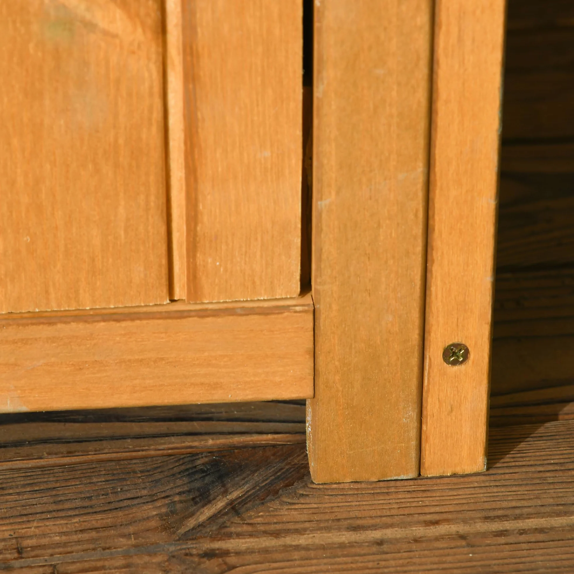 Outsunny Armario de Jardín Madera 77x54,2x179 cm Cobertizo Almacenaje Herramientas 3 Estantes 2 Puertas Cerrojo