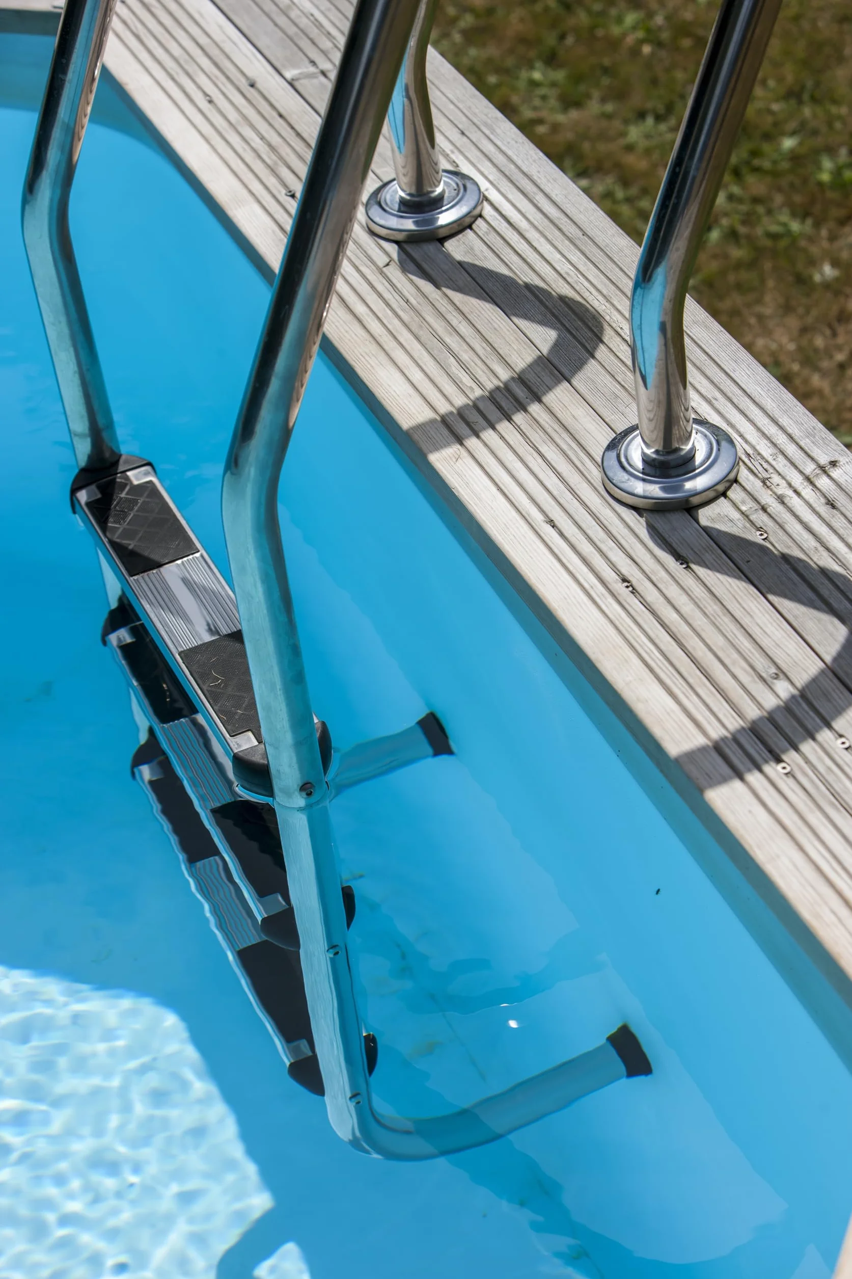 Escalera de Seguridad para Piscinas Enterradas de Madera Acero Inoxidable Peldaños Antideslizantes Sistema Protección Infantil