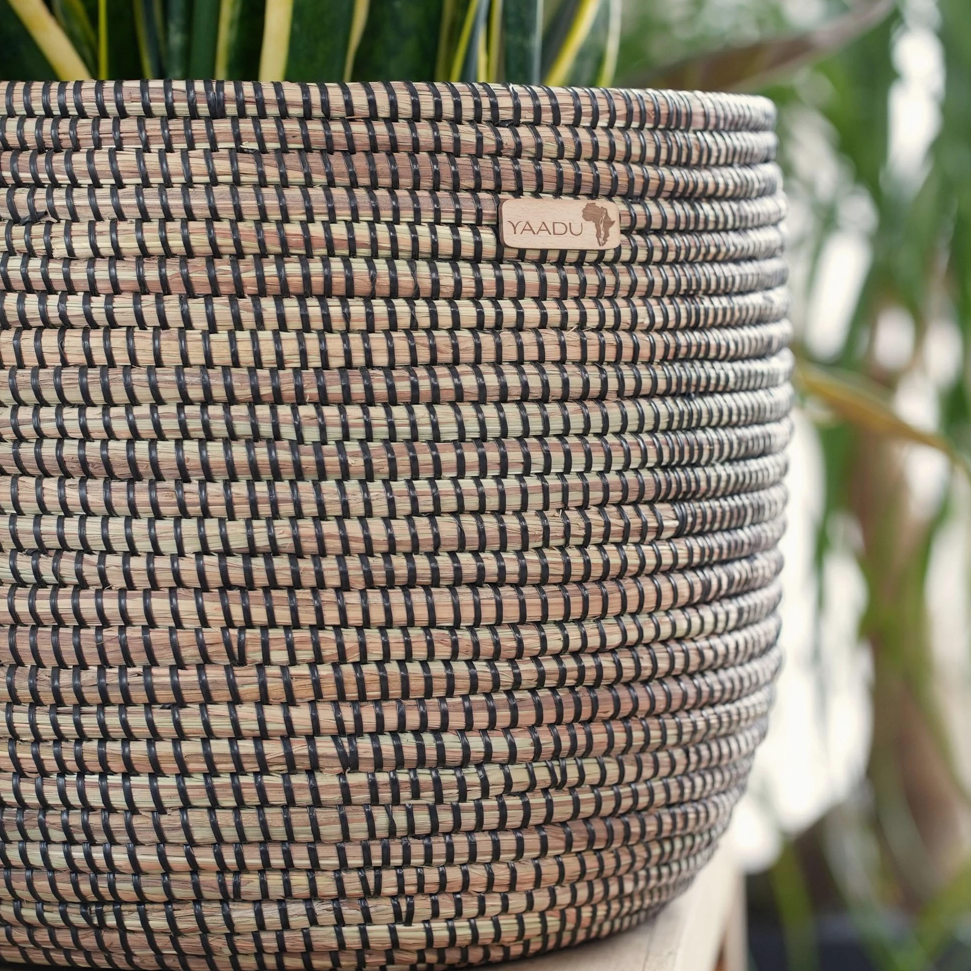 YAADU Cesta de almacenamiento trenzada – Para plantas, estantes, africano, decorativo, juguetes y objetos diferentes – Modelo Kikongo (negro)