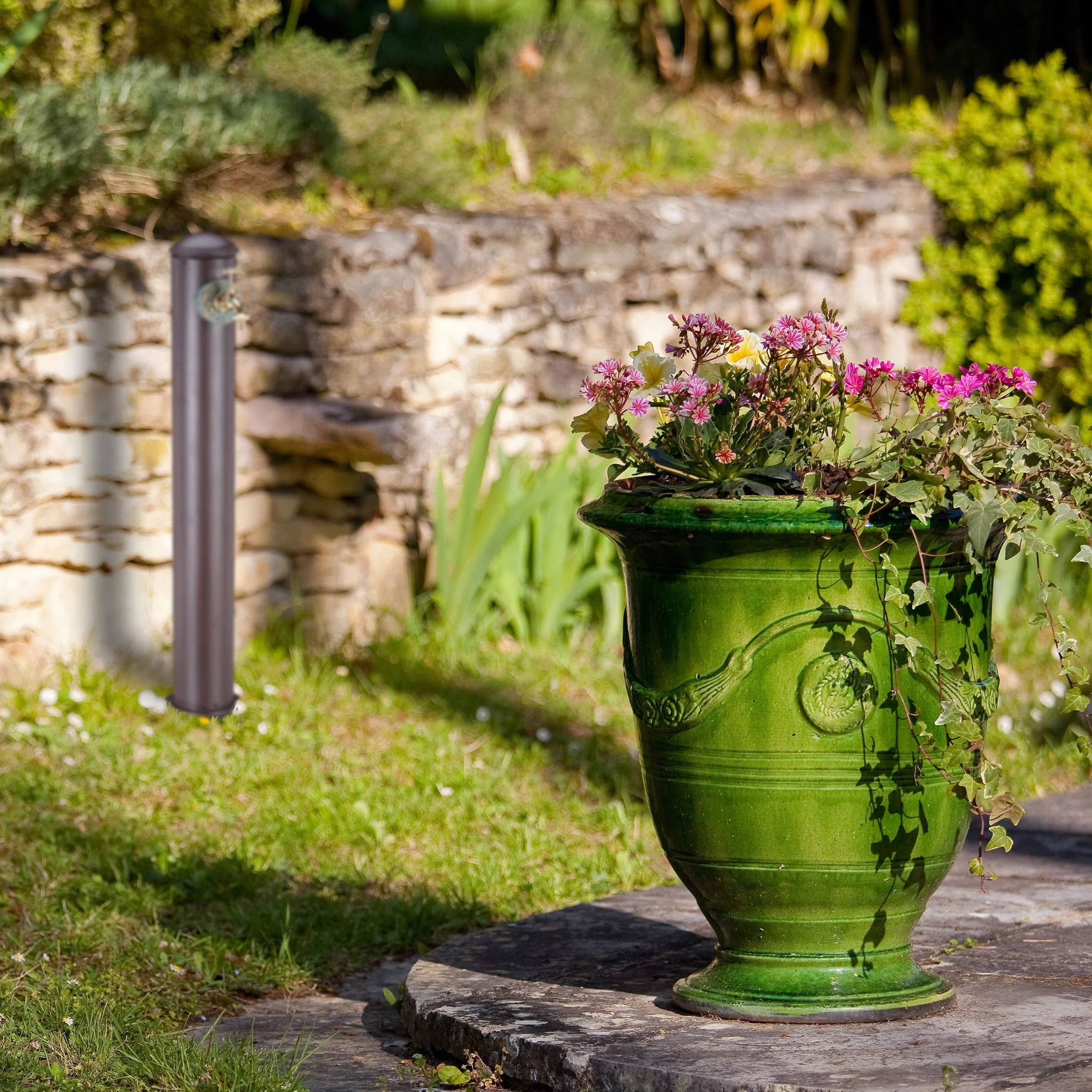 Relaxdays Fuente Jardín de Pie, Diseño Antiguo, con Grifo, Toma 3/4, Columna Redonda, Aluminio, 1 Ud., 91 cm, Marrón