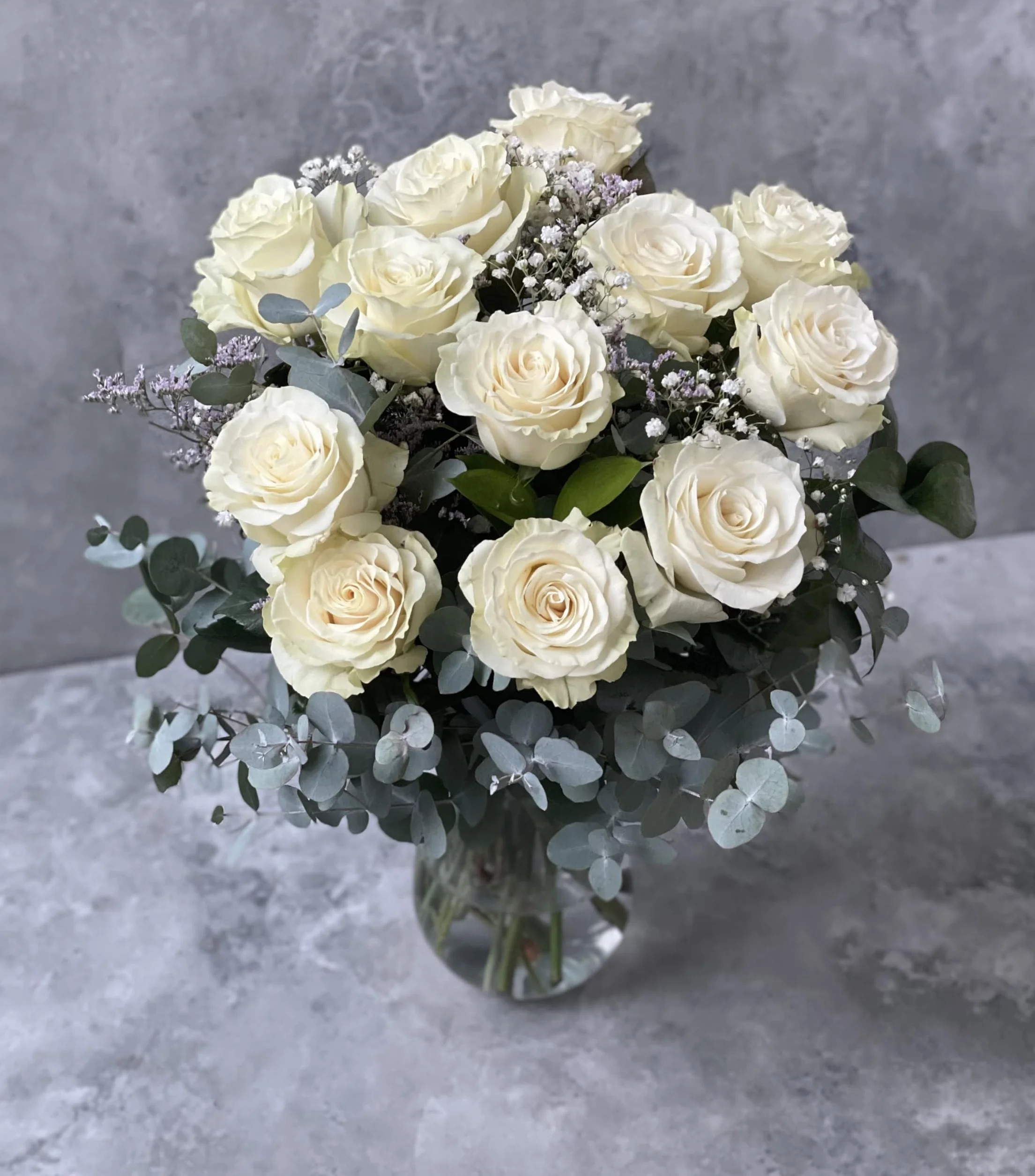 Ramo de 12 Rosas Blancas con Paniculata y Eucalipto - Flores Naturales | Amaralia