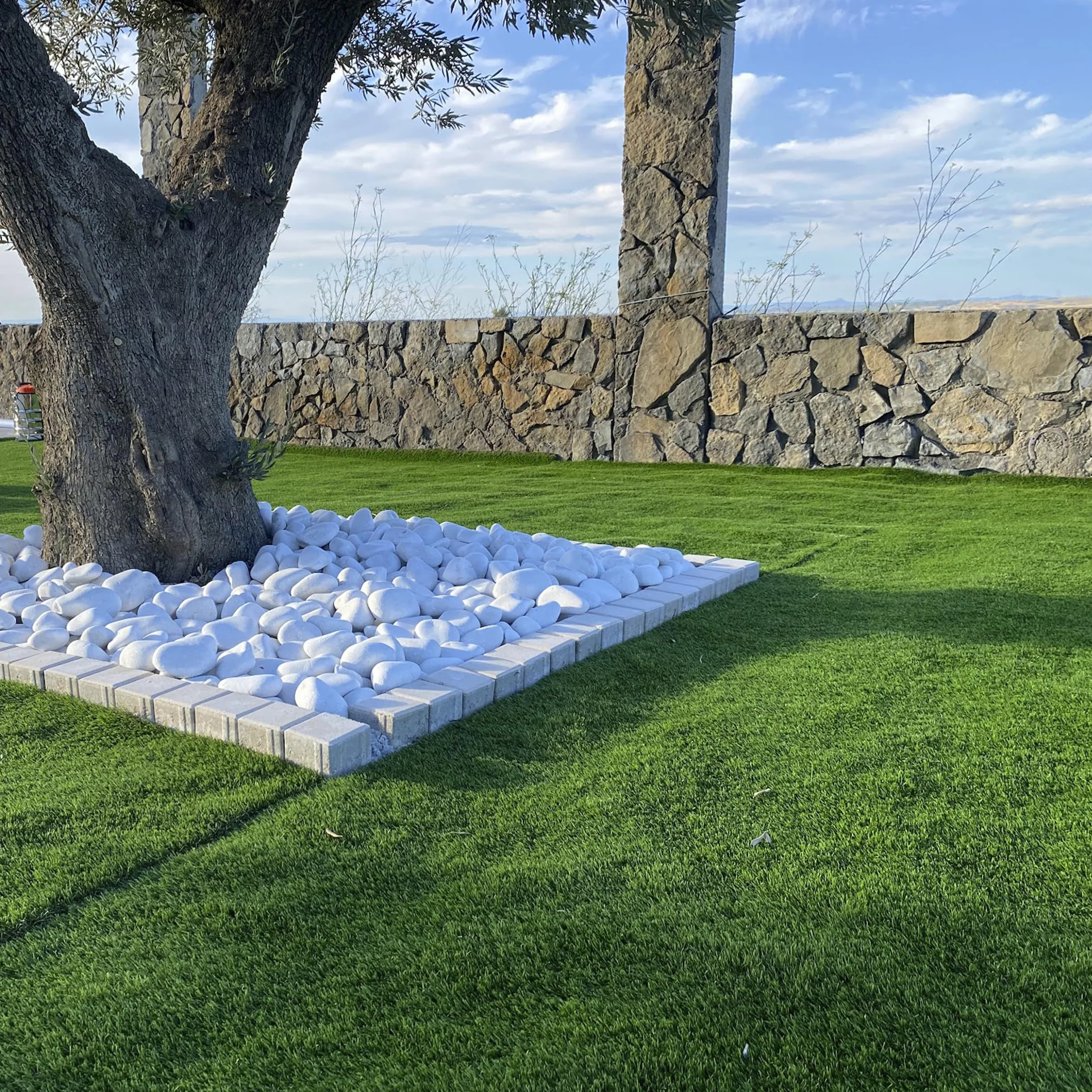 Saco Piedra Decorativa Blanca Canto Rodado 40-60 mm 20 kg para Jardines y Paisajismo