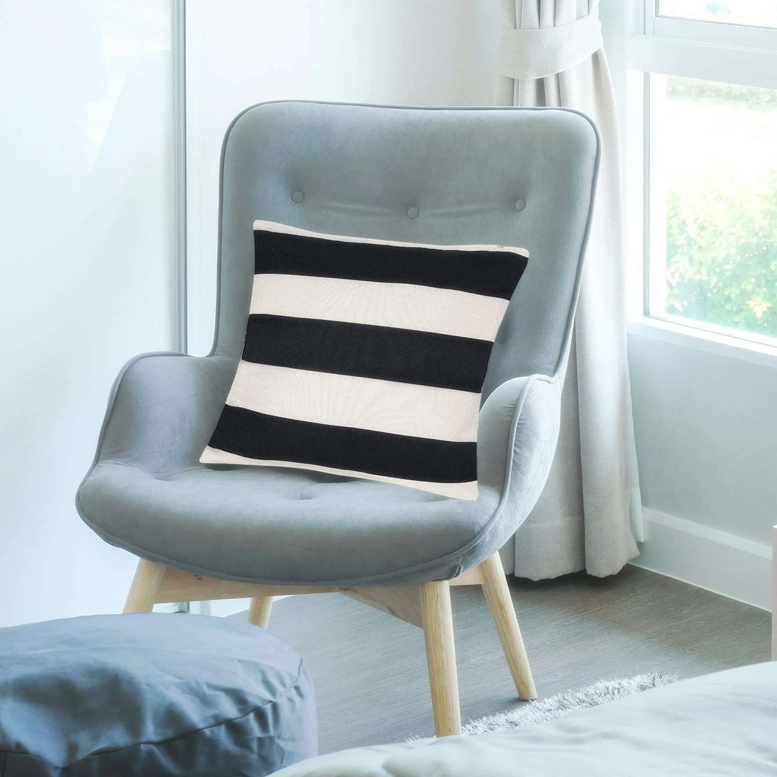 Tiggell Paquete de 4 Fundas de Almohada Impermeables para Exteriores, Fundas de Cojín Decorativas a Rayas (18 x 18 Pulgadas, Negro y Blanco)