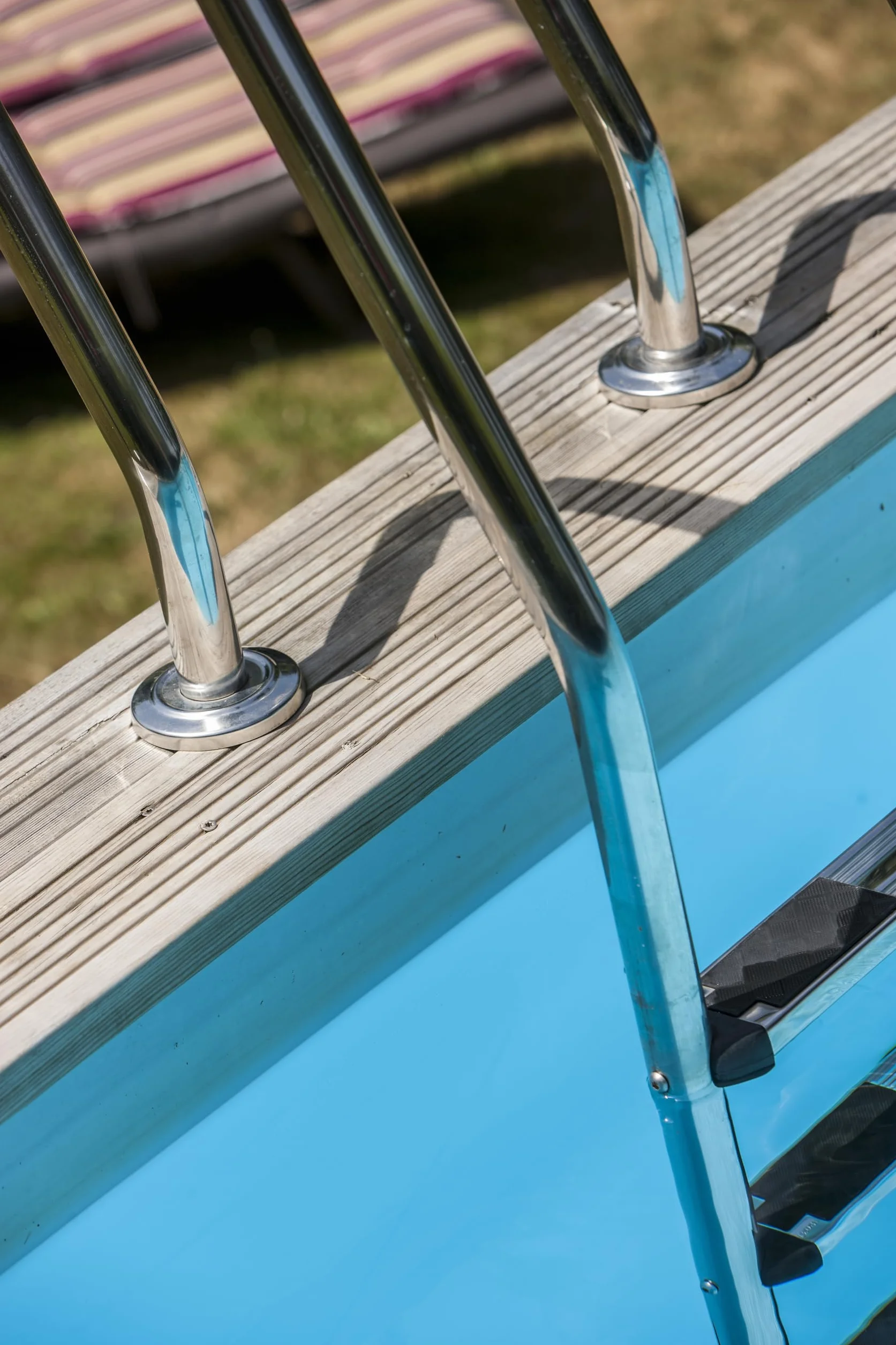 Escalera de Seguridad para Piscinas Enterradas de Madera Acero Inoxidable Peldaños Antideslizantes Sistema Protección Infantil
