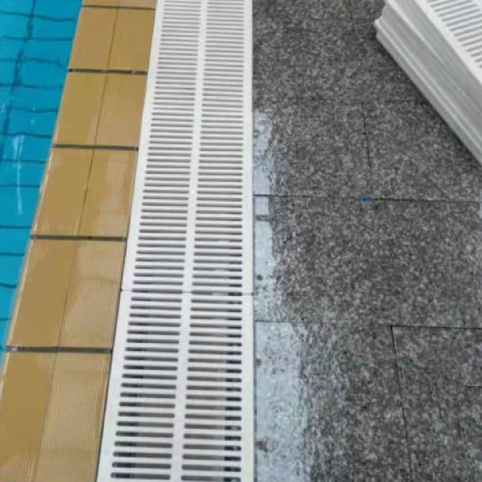 Rejilla de Desbordamiento de Drenaje de Piscina Plástica Rectangular 7.8x39.3in