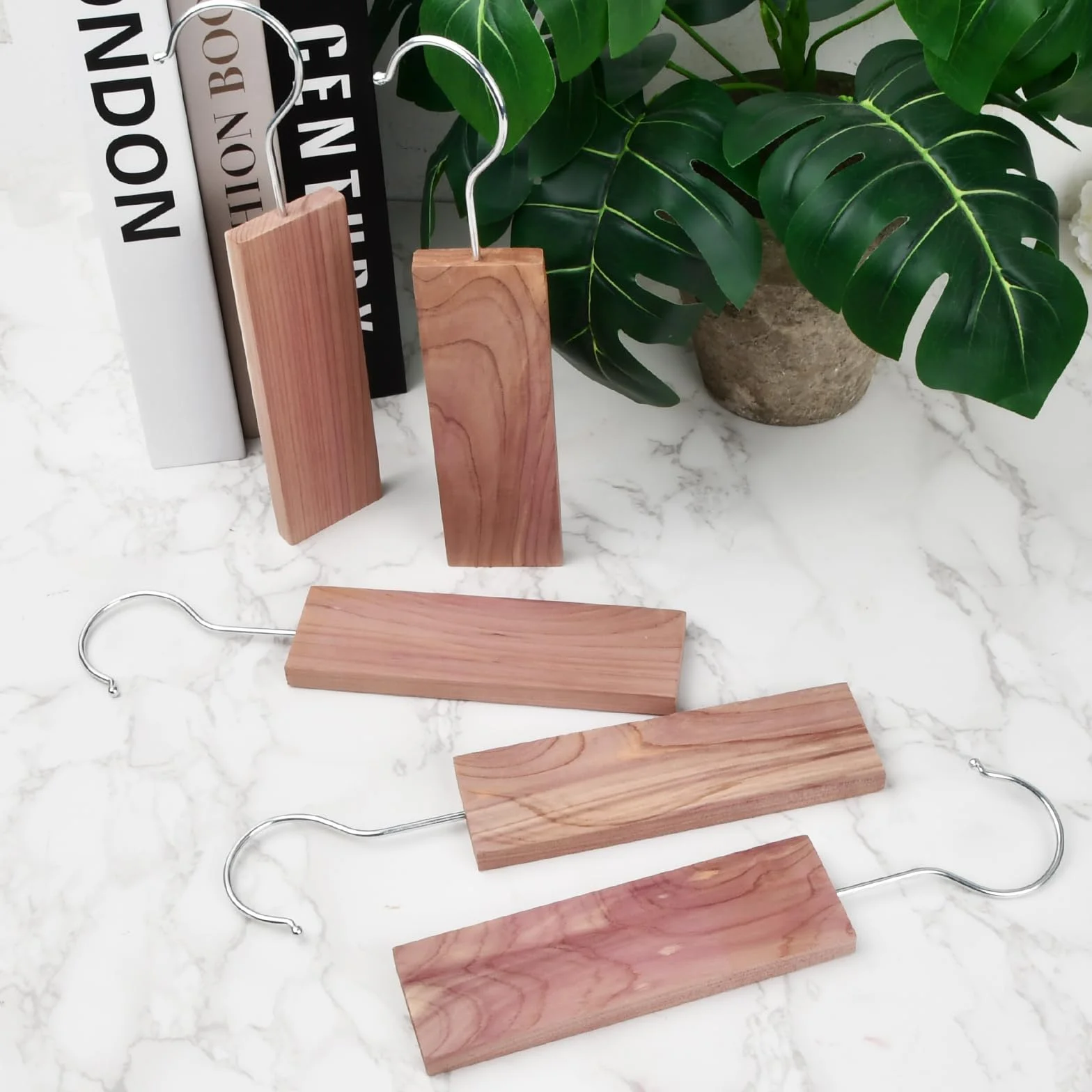 Antipolillas para Ropa y Armario de Cedro Natural - Kit de Bloques Colgantes con Fragancia Aromática, Protección contra Insectos y Absorción de Humedad