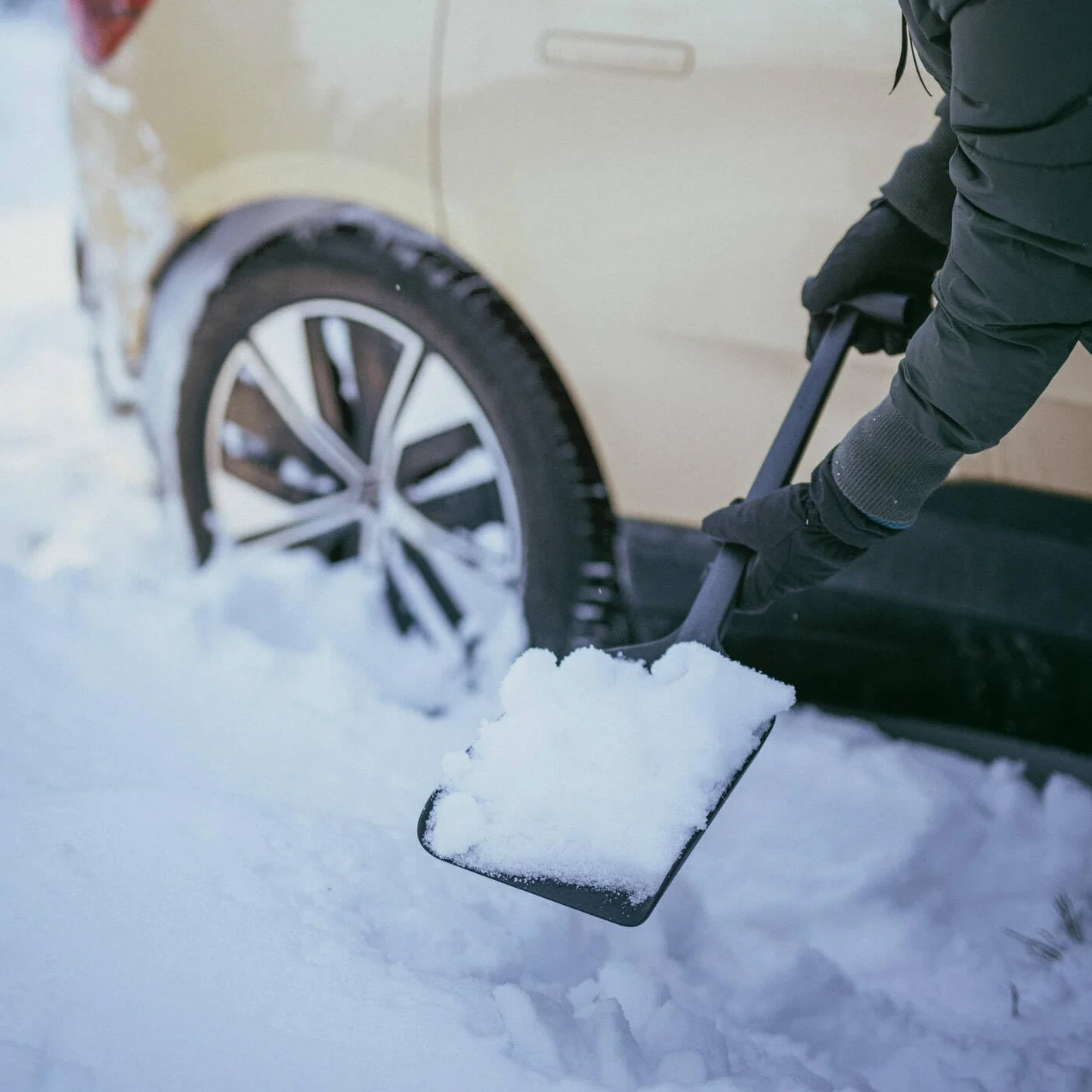 Fiskars Solid Pala de nieve para el coche, 63 cm, Negro, fibra de vidrio