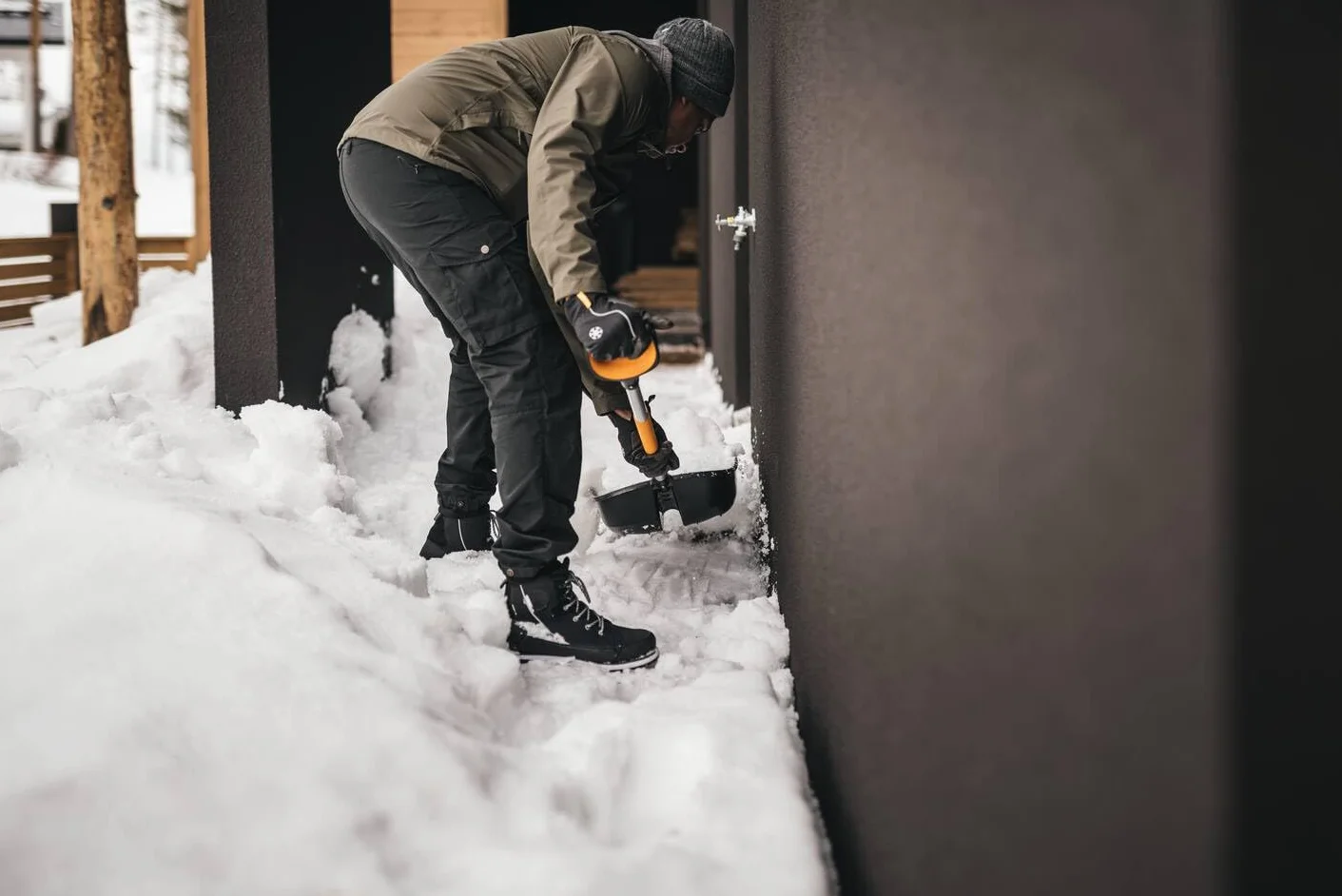 Fiskars Pala de nieve X-series 132 cm Aluminio/polímero Negro naranja gris
