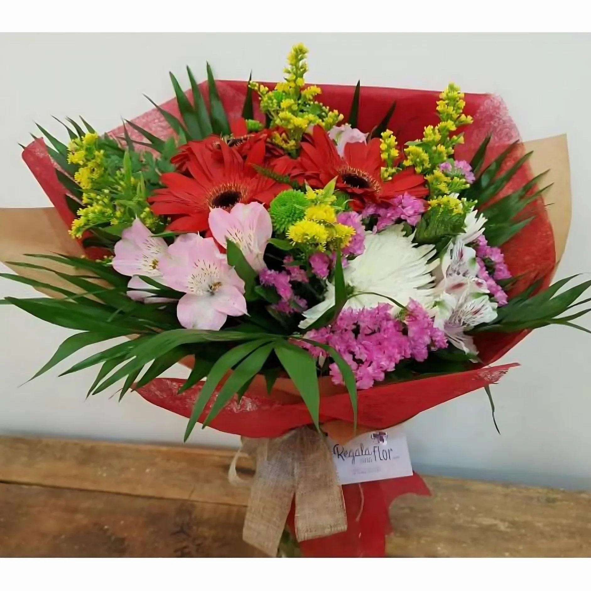 Ramo de flores naturales a domicilio con tarjeta de dedicatoria entrega 24 horas