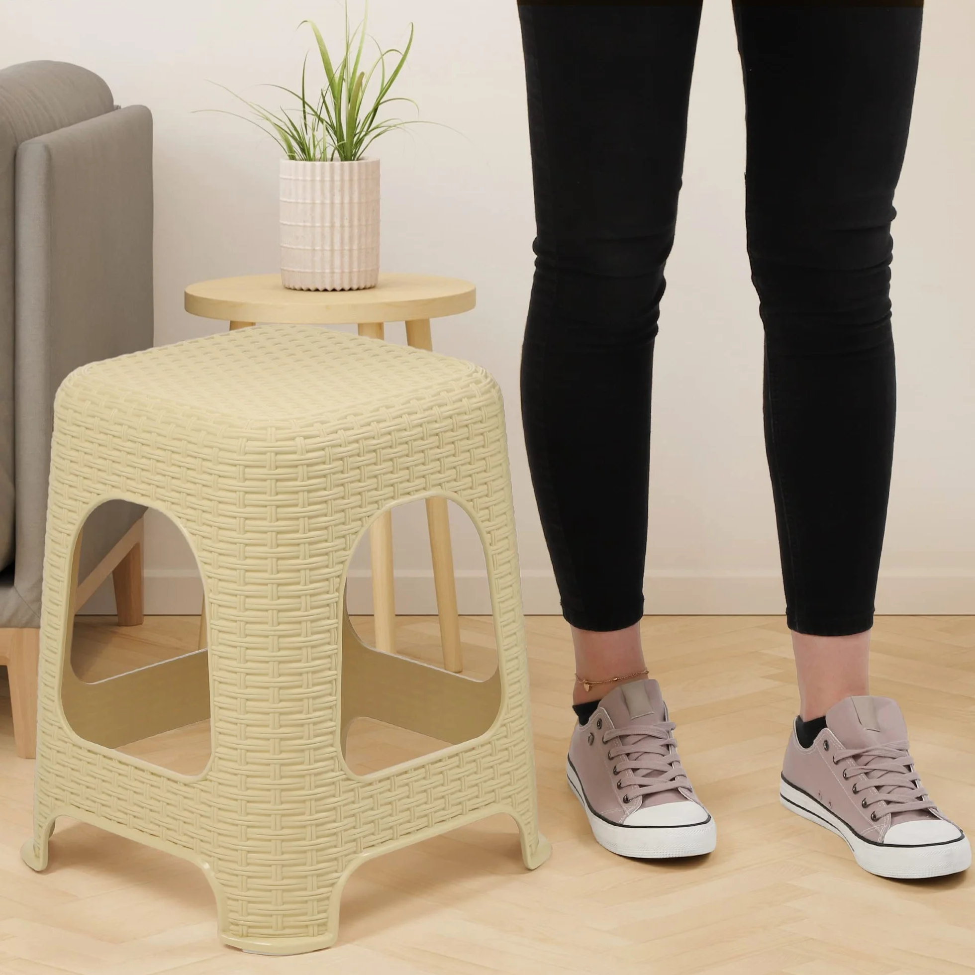 KADAX Elegante Taburete de Plástico con Acabado de Ratán para Exteriores, Patios, Balcones y Jardines (Beige)