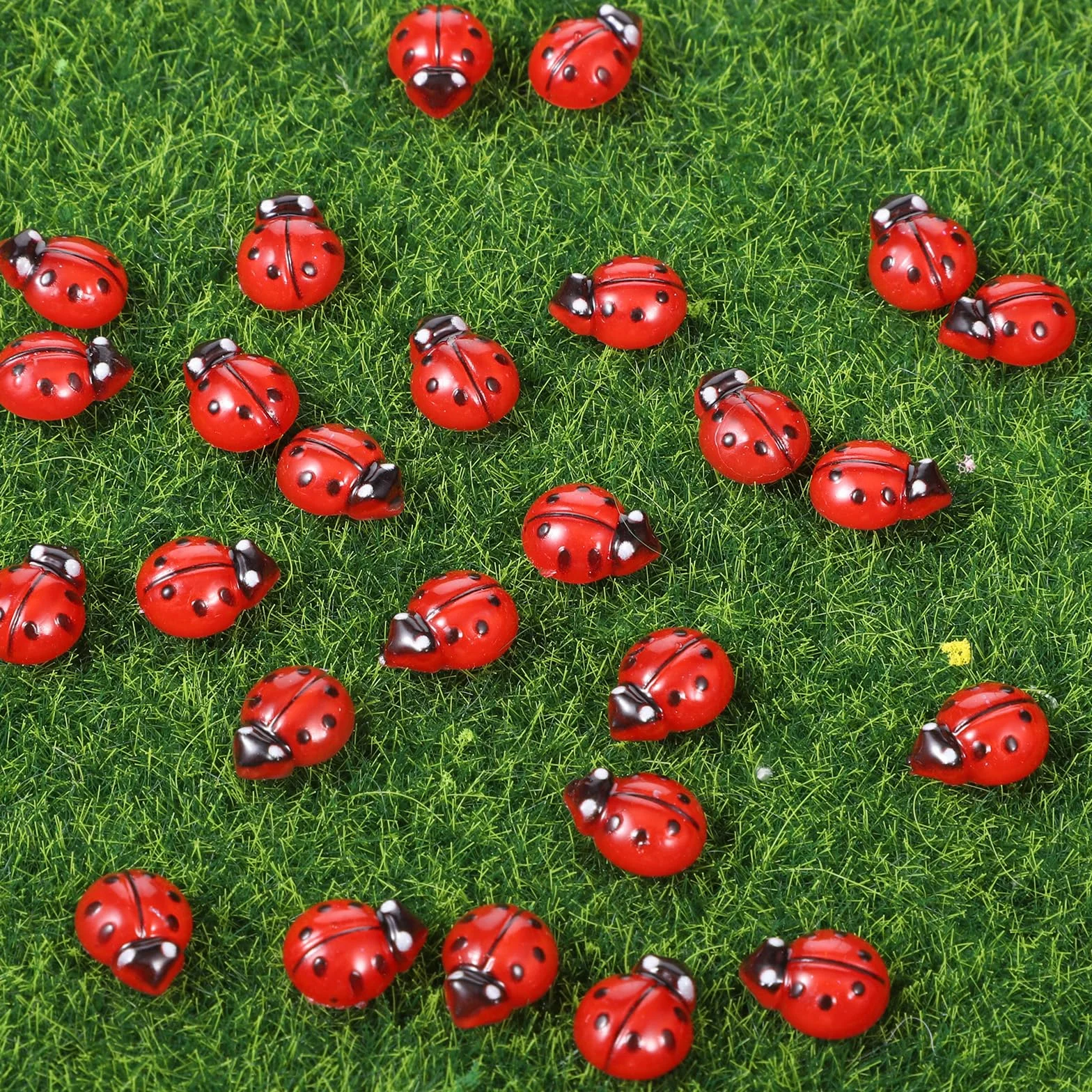 100 minifiguras decorativas de mariquitas, mini figuras de resina Ladybug Ladybug Luminosas Mariquitas Amuleto de la Suerte 3D Luminoso Decoración Jardín Figuras para Jardines de Hadas, Decoración de