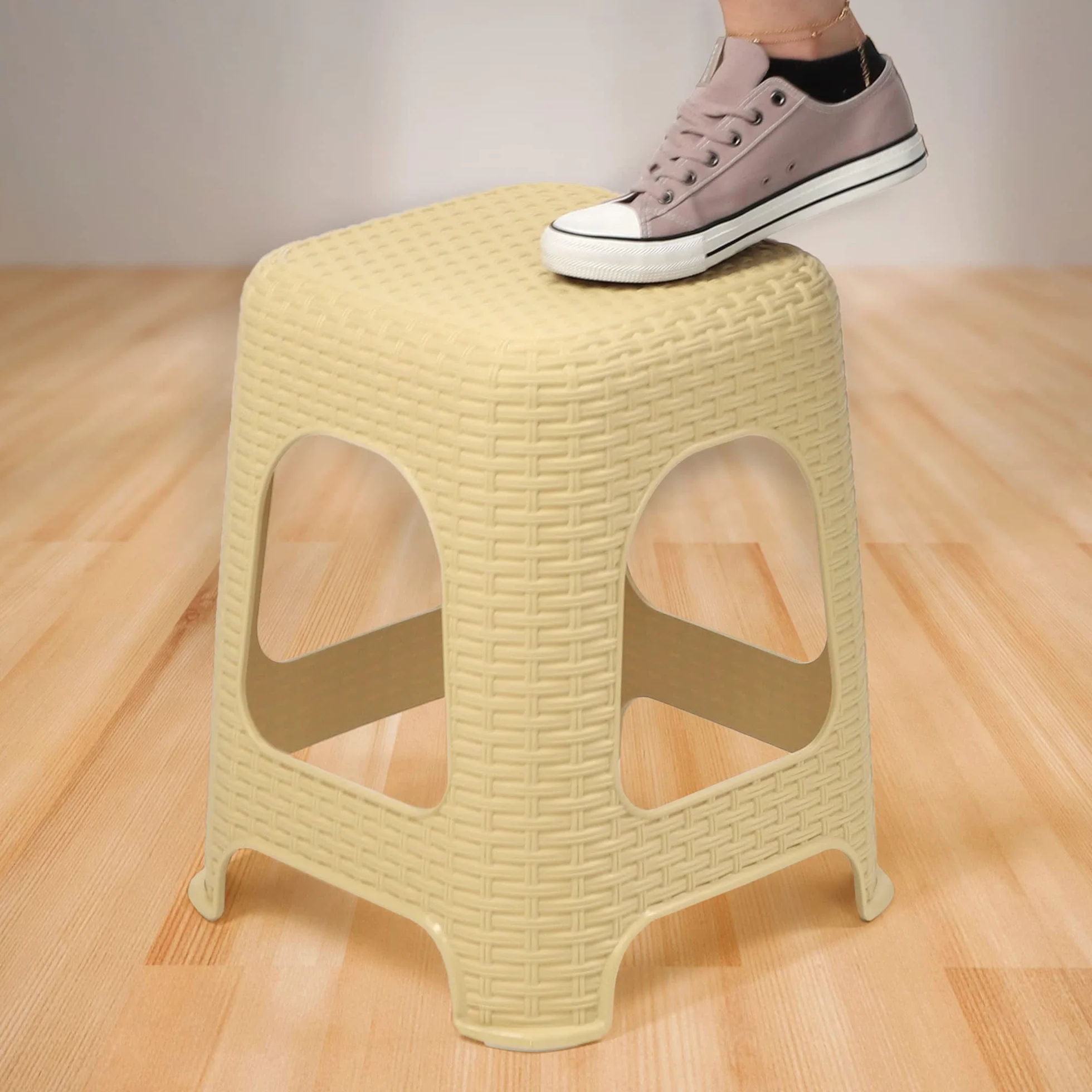 KADAX Elegante Taburete de Plástico con Acabado de Ratán para Exteriores, Patios, Balcones y Jardines (Beige)