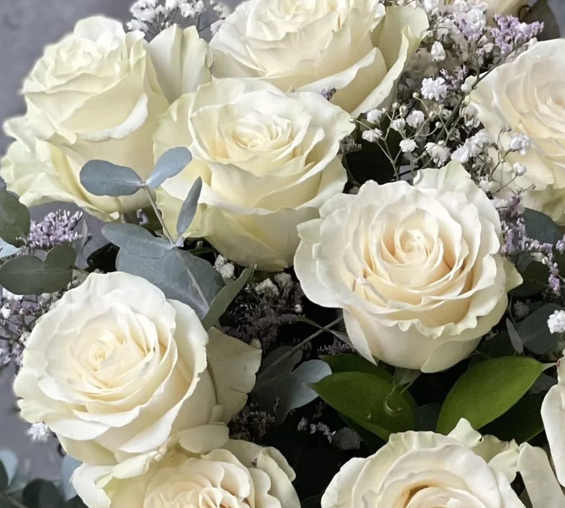 Ramo de 12 Rosas Blancas con Paniculata y Eucalipto - Flores Naturales | Amaralia
