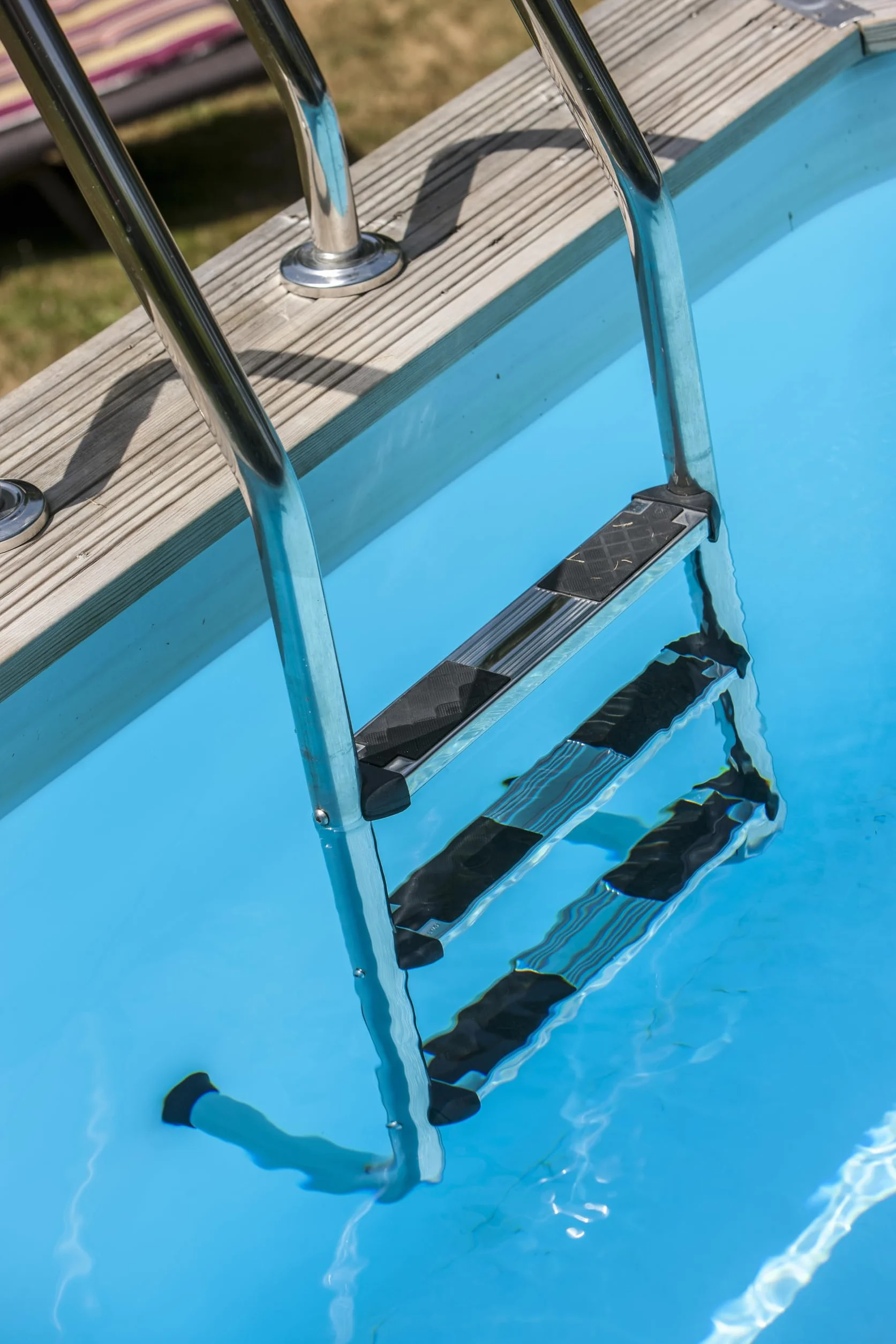 Escalera de Seguridad para Piscinas Enterradas de Madera Acero Inoxidable Peldaños Antideslizantes Sistema Protección Infantil