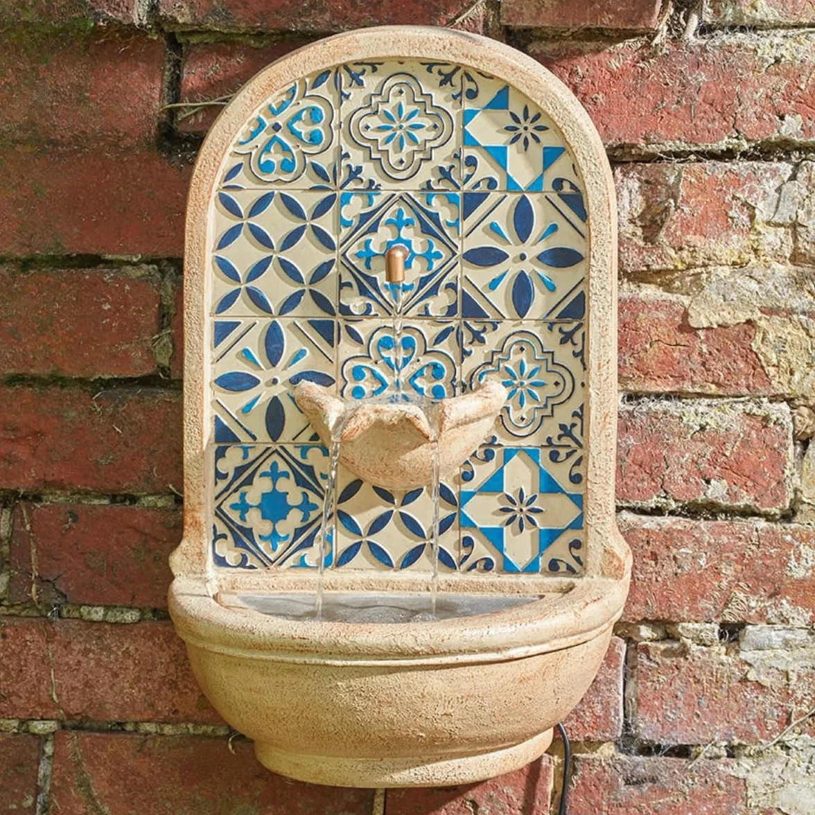 Festive Lights - Fuente de agua solar Aragon de 50 cm con diseño de mosaico, polirresina multicolor, clasificación IP44, función de jardín al aire libre, batería recargable, bomba de recirculación y