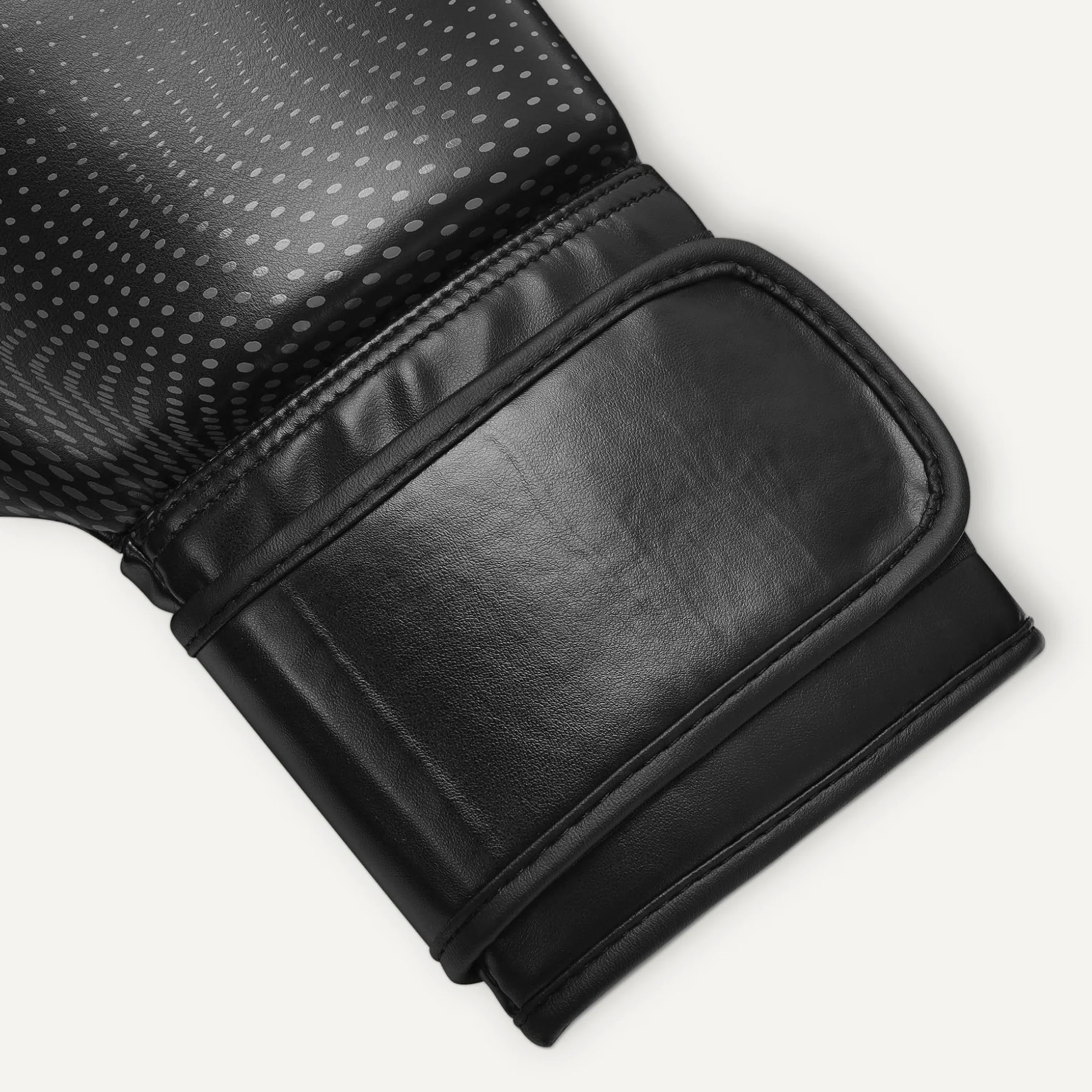 Amazon Basics Guantes de Boxeo de Cuero Sintético para Entrenamiento, Sparring, MMA, Muay Thai - Negro