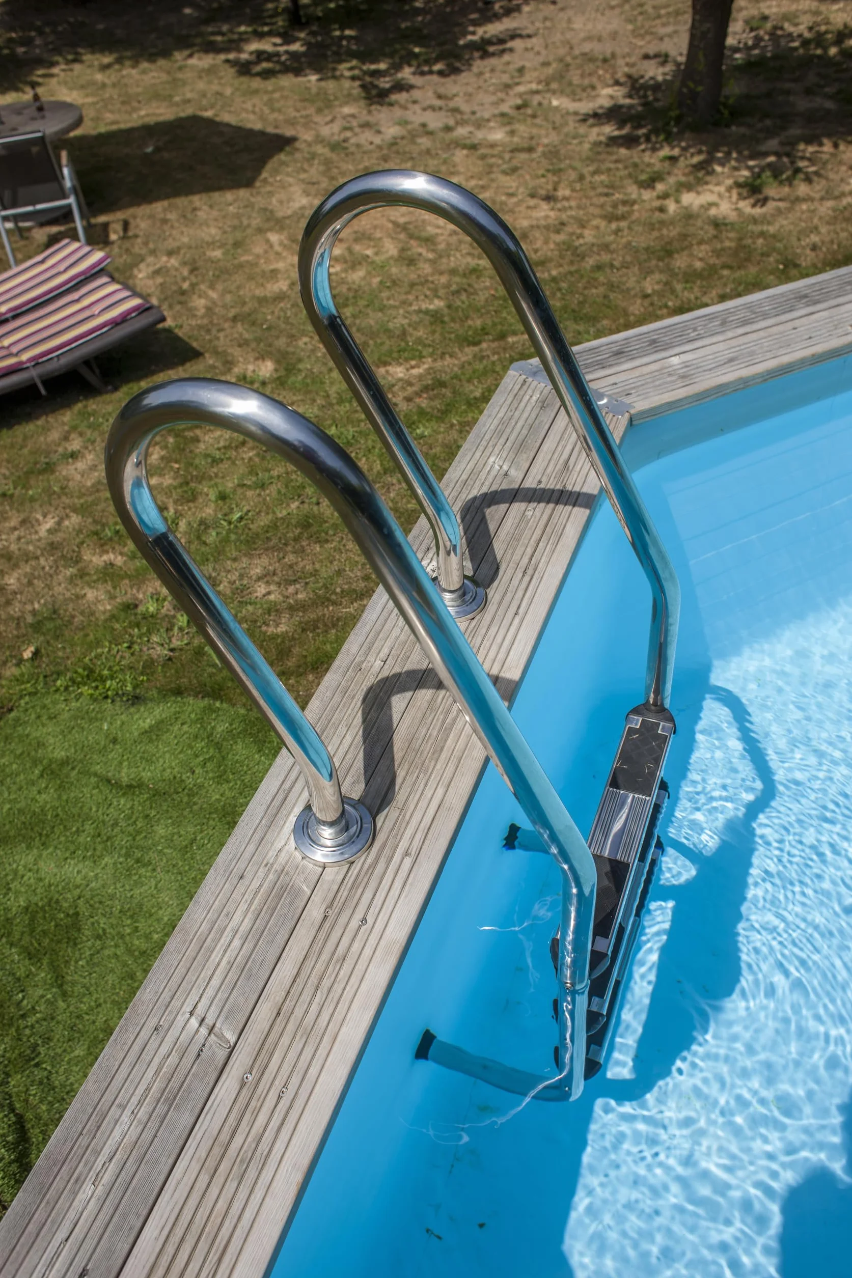 Escalera de Seguridad para Piscinas Enterradas de Madera Acero Inoxidable Peldaños Antideslizantes Sistema Protección Infantil