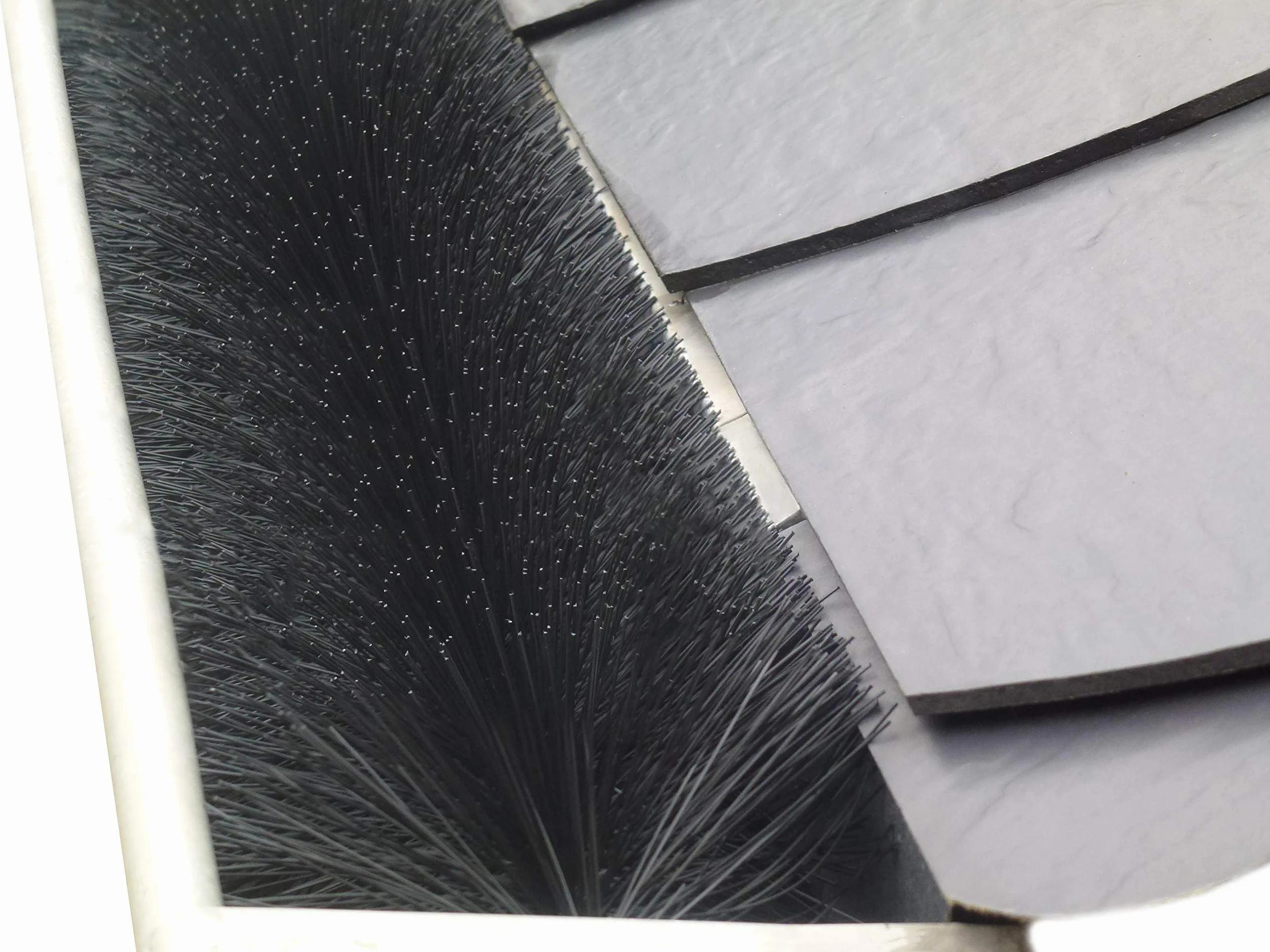Cepillo para canalones de 20 metros; 10 cm de diámetro – de producción alemana (propia) con ribete especialmente denso, protección contra las hojas, protección contra martas