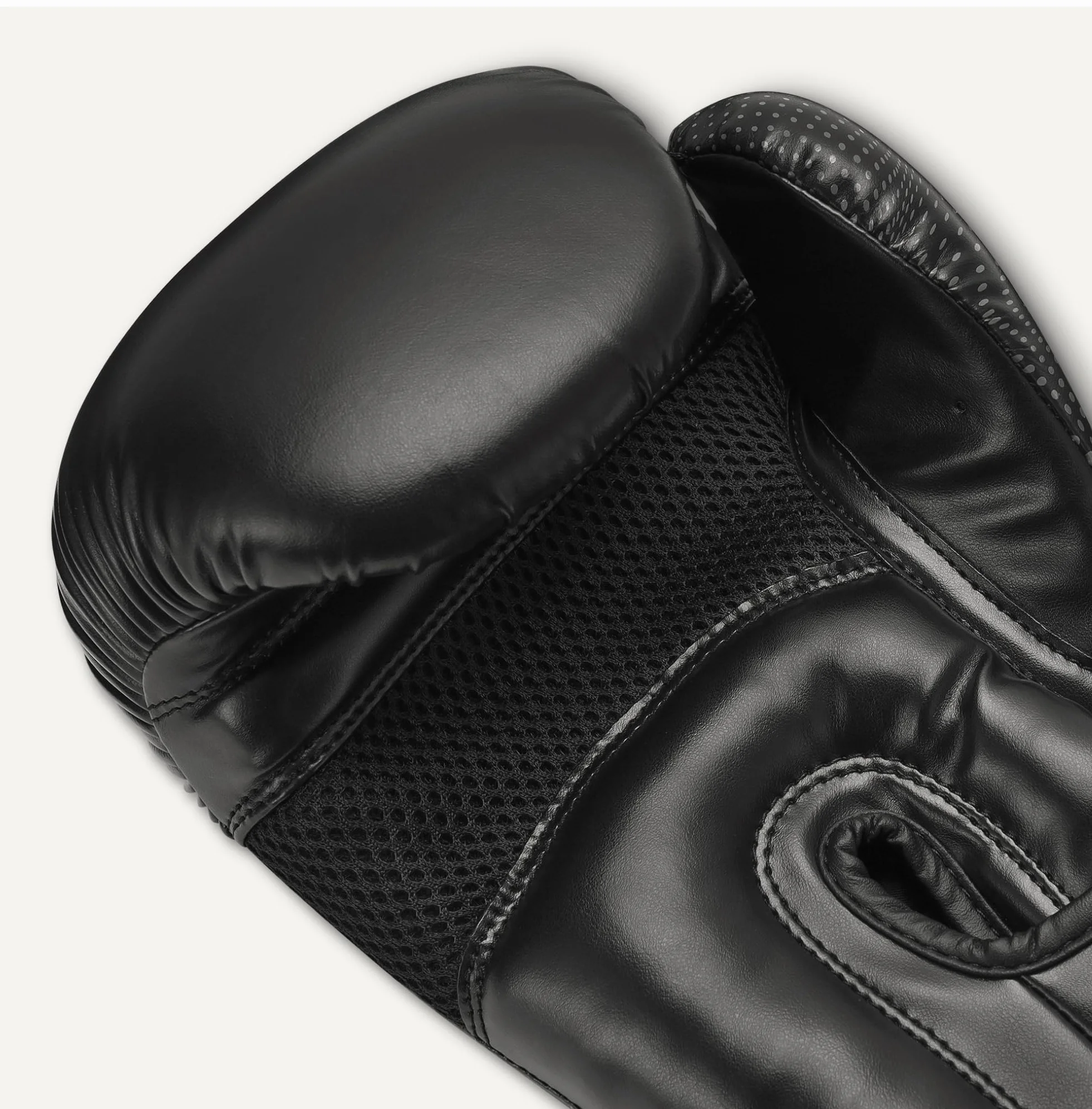 Amazon Basics Guantes de Boxeo de Cuero Sintético para Entrenamiento, Sparring, MMA, Muay Thai - Negro
