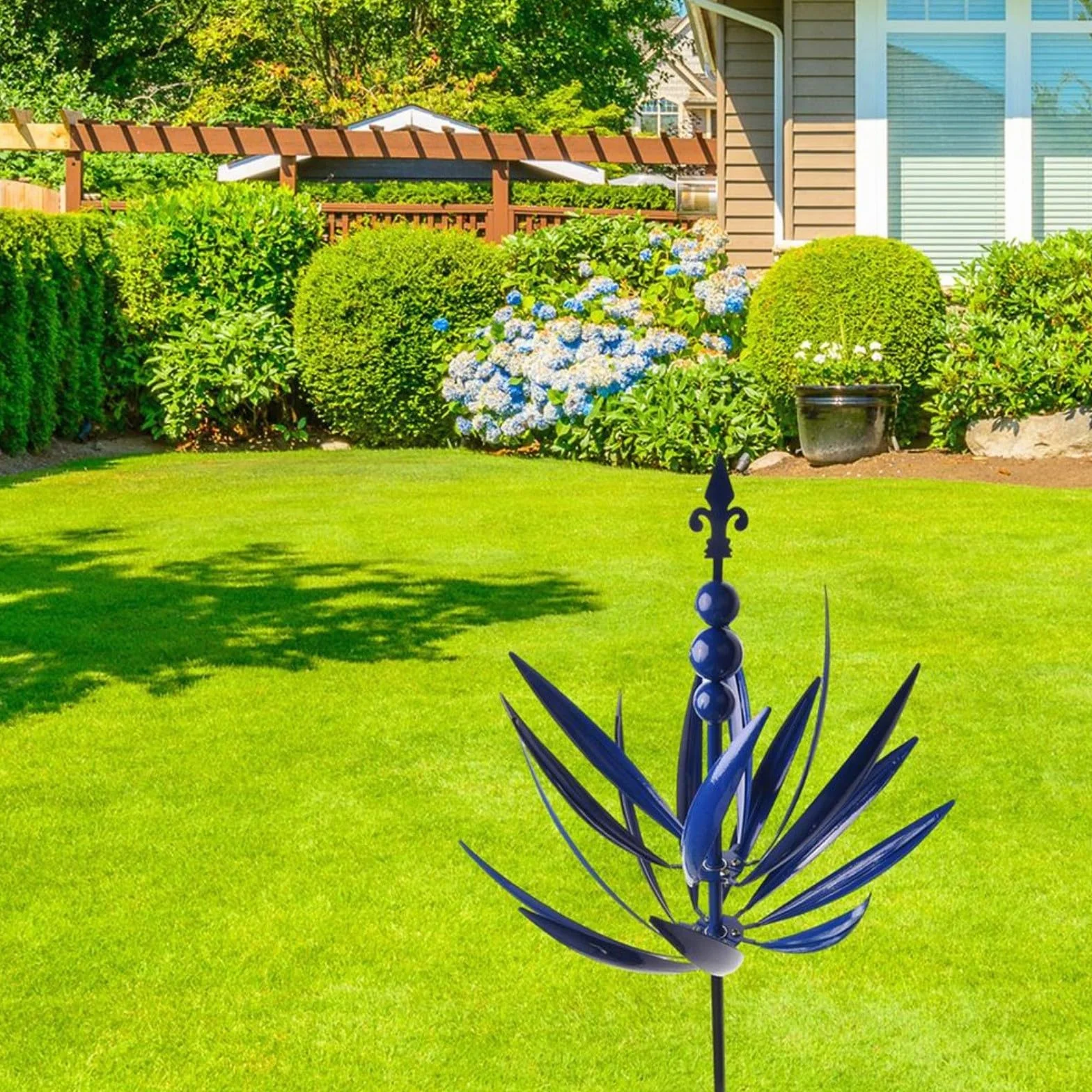 Ozdoba ogrodowa wiatraczek metalowy 20 x 90 cm niebieski