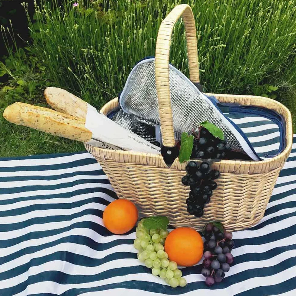 Les Jardins de la Comtesse - Cesta Chantilly Marine de Mimbre Blanqueada - Nevera Isotérmica - para el Mercado, el Picnic o la Playa - Asa Plegable - Tela Azul/Rayas Blancas - 48 cm x 29 cm x 27 cm