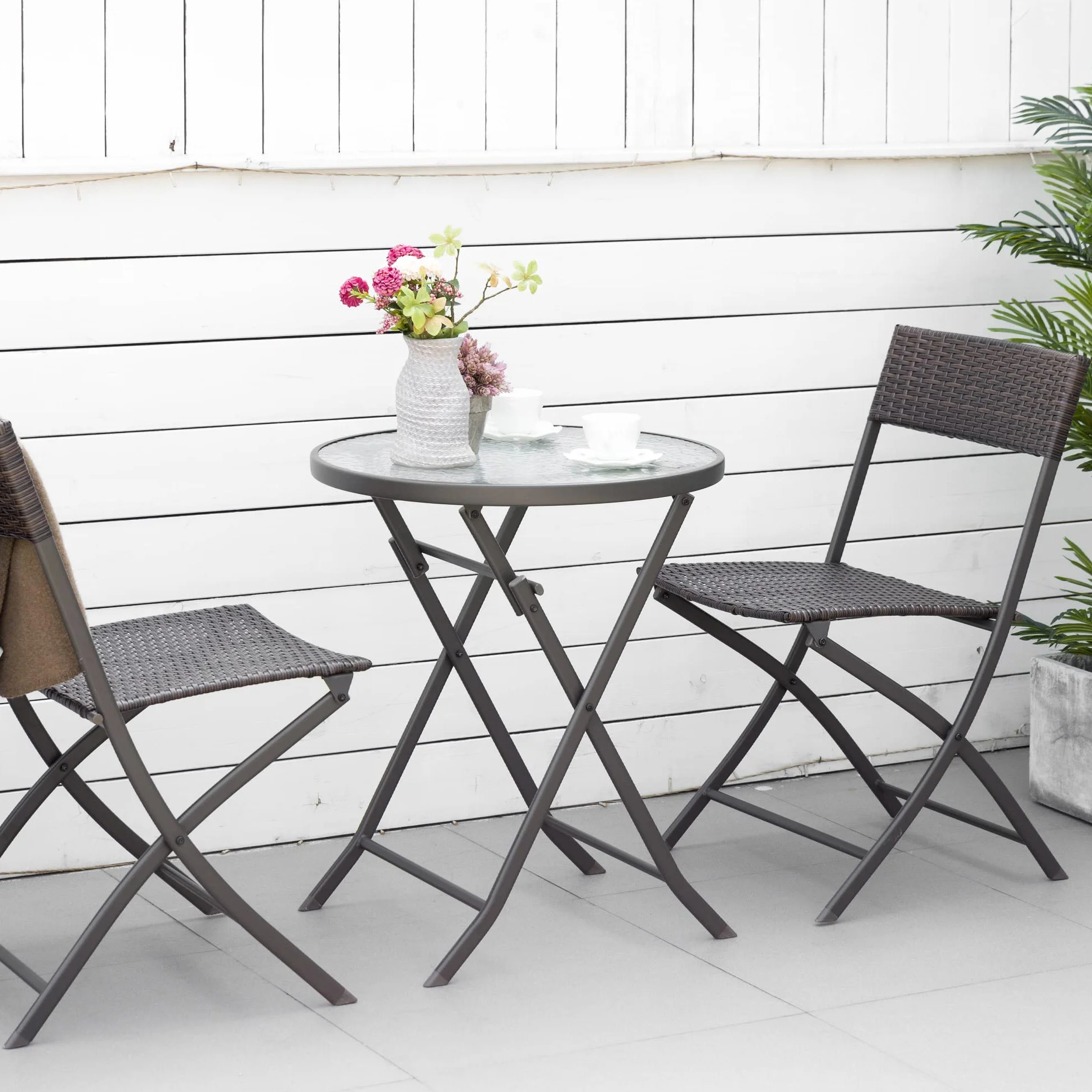 Outsunny Conjunto de Muebles de Jardín Mesa y 2 Sillas Ratán Sintético Plegables con Mesa de Vidrio Marrón