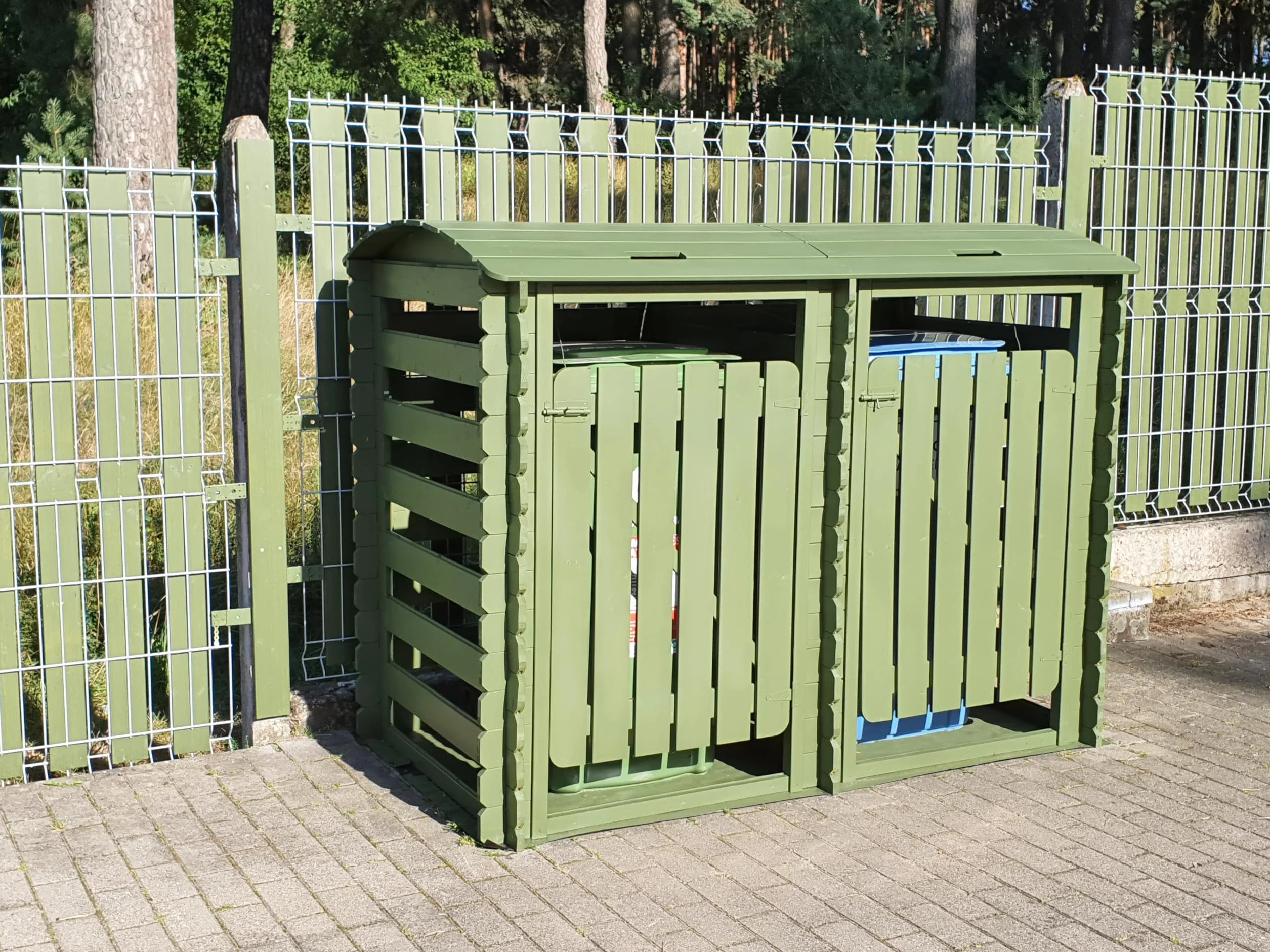 TIMBELA M605-1 Cobertizo para Cubos de Basura Doble de Madera con Puertas con Cerradura, 240 litros