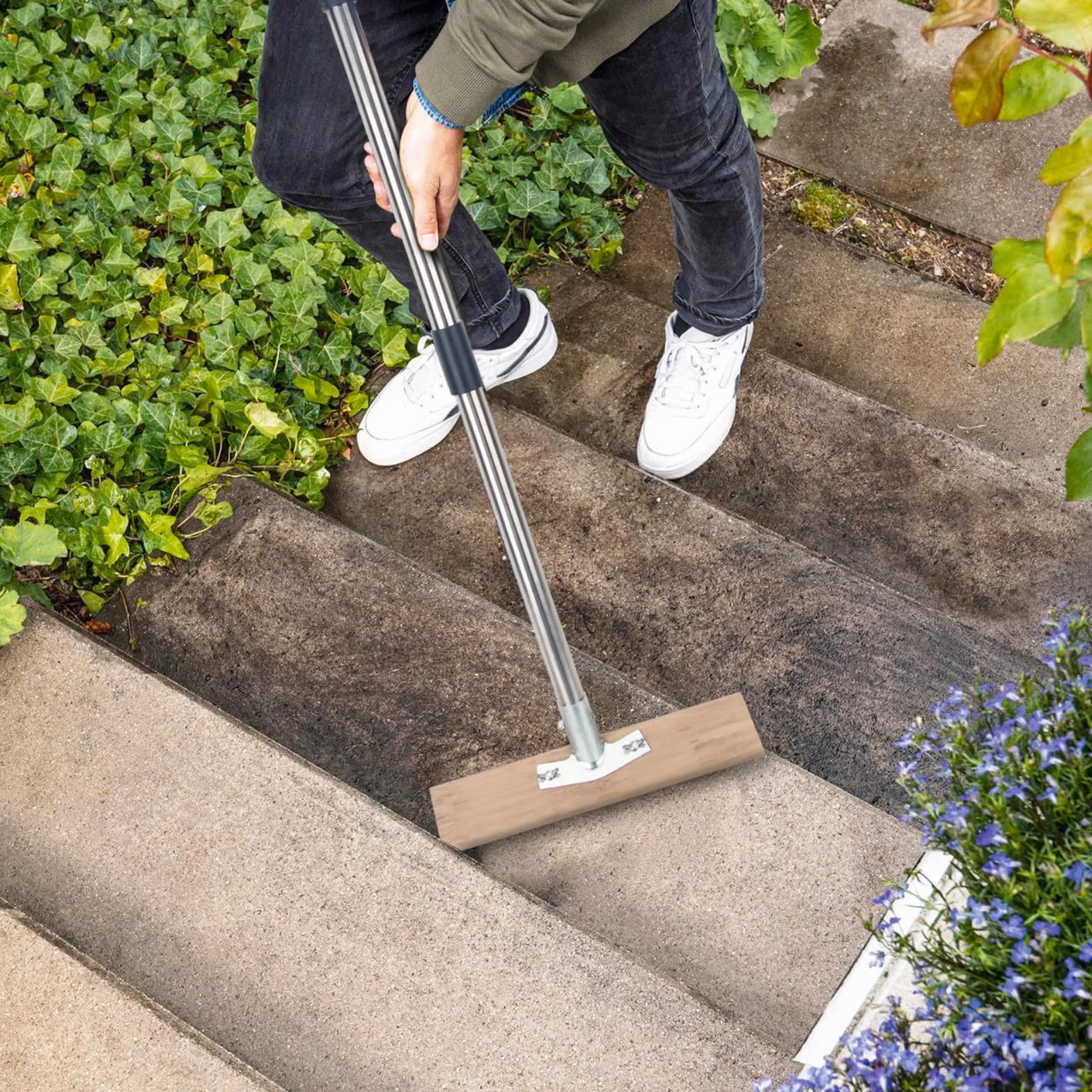 Cepillo de alambre de acero inoxidable con mango largo para cubierta, hormigón, limpieza de suelos de patio, escoba de cerdas de metal rígido resistente para eliminar musgo al aire libre