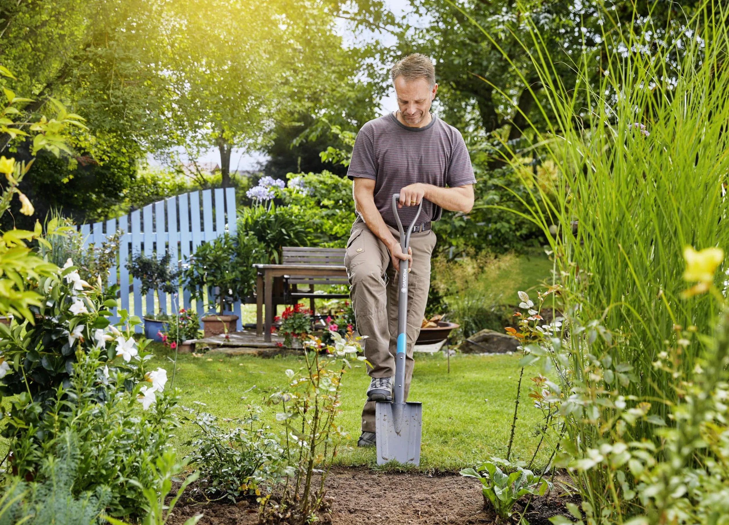 Gardena Pala de Punta de Acero para Jardín, con Pisador y Mango Ergonómico, Negro/Antracita/Turquesa